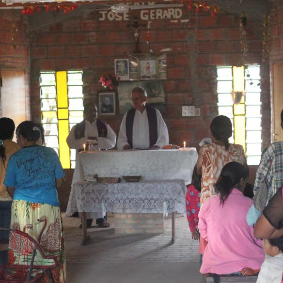 Bischof Alfer feiert Gottesdienst in einer Indiguenegemeinde Bischof Alfert feiert Gottesdienst in einer Indigenagemeinde