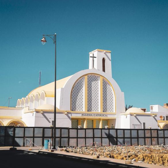 Die Kirche St. Franziskus in Laâyoune, ist Sitz des Apostolischen Präfekten Mario León Dorado OMI Eine weiße Kirche.