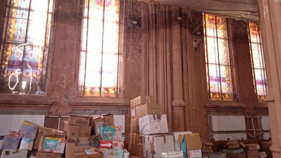 Hilfsgüter stapeln sich in der Kirche Hilfsgüter stapeln sich in der Kirche