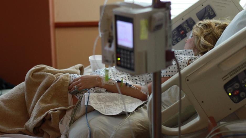 Patientin im Krankenbett Patientin im Krankenbett