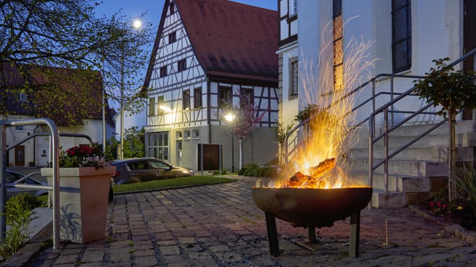 Osterfeuer Vor einem Kirchenaufgang brennt ein Osterfeuer