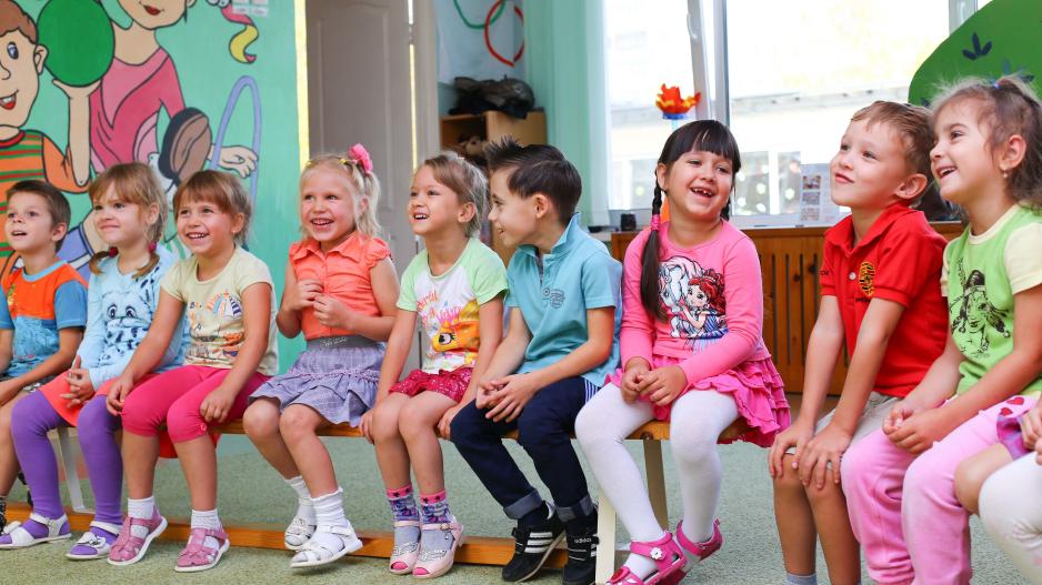 Kindergartenkinder im Sitzkreis.